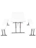Ensemble table de jardin pliante avec bancs assortis dans un jardin