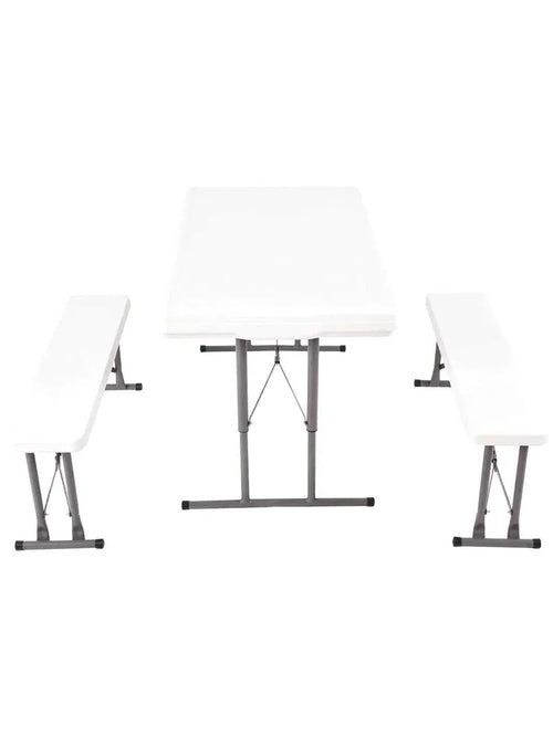 Ensemble table de jardin pliante avec bancs assortis dans un jardin
