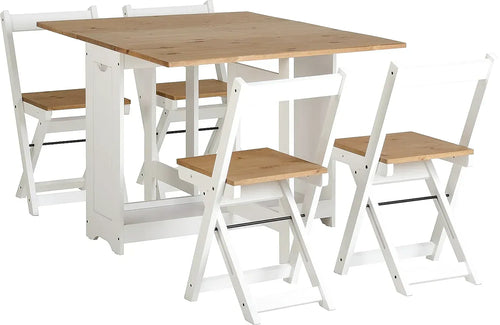 Ensemble table et 4 chaises pliantes dans un petit appartement