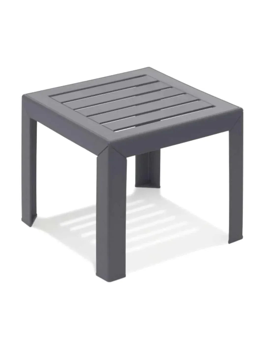 Petite table basse de jardin pliante de 40 cm à côté d'un transat