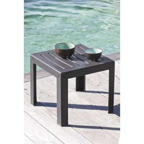 Petite table basse de jardin pliante de 40 cm à côté d'un transat - photo 2