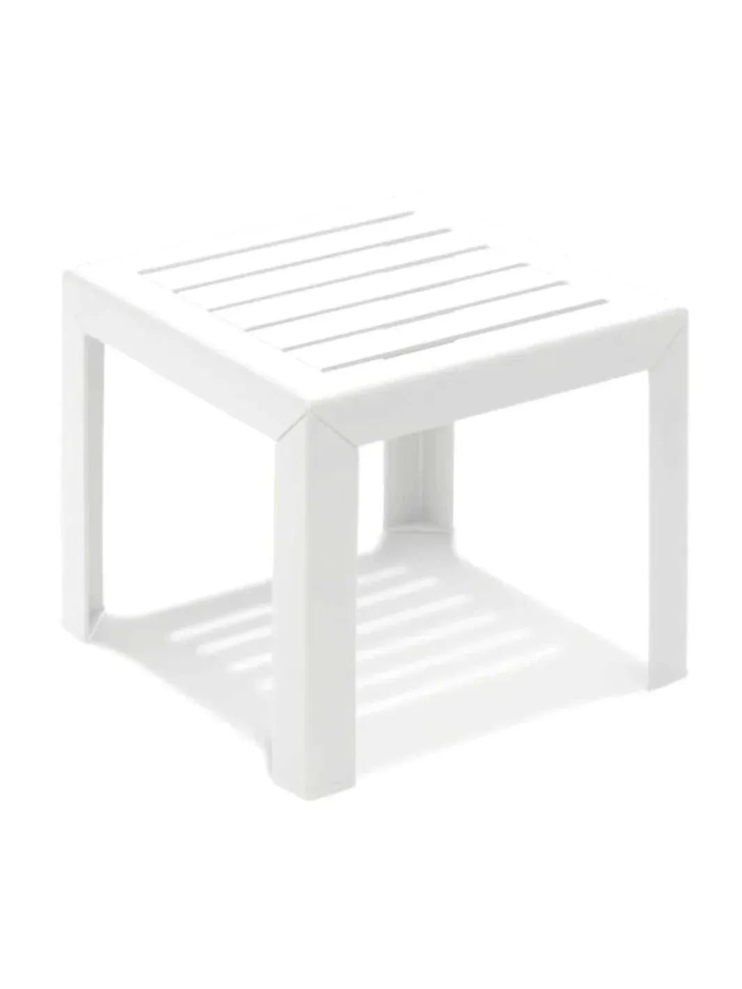Petite table basse de jardin pliante de 40 cm à côté d'un transat - photo 6