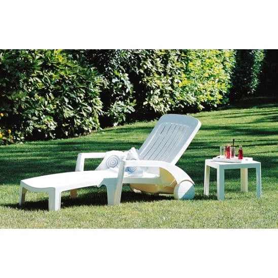 Petite table basse de jardin pliante de 40 cm à côté d'un transat - photo 8
