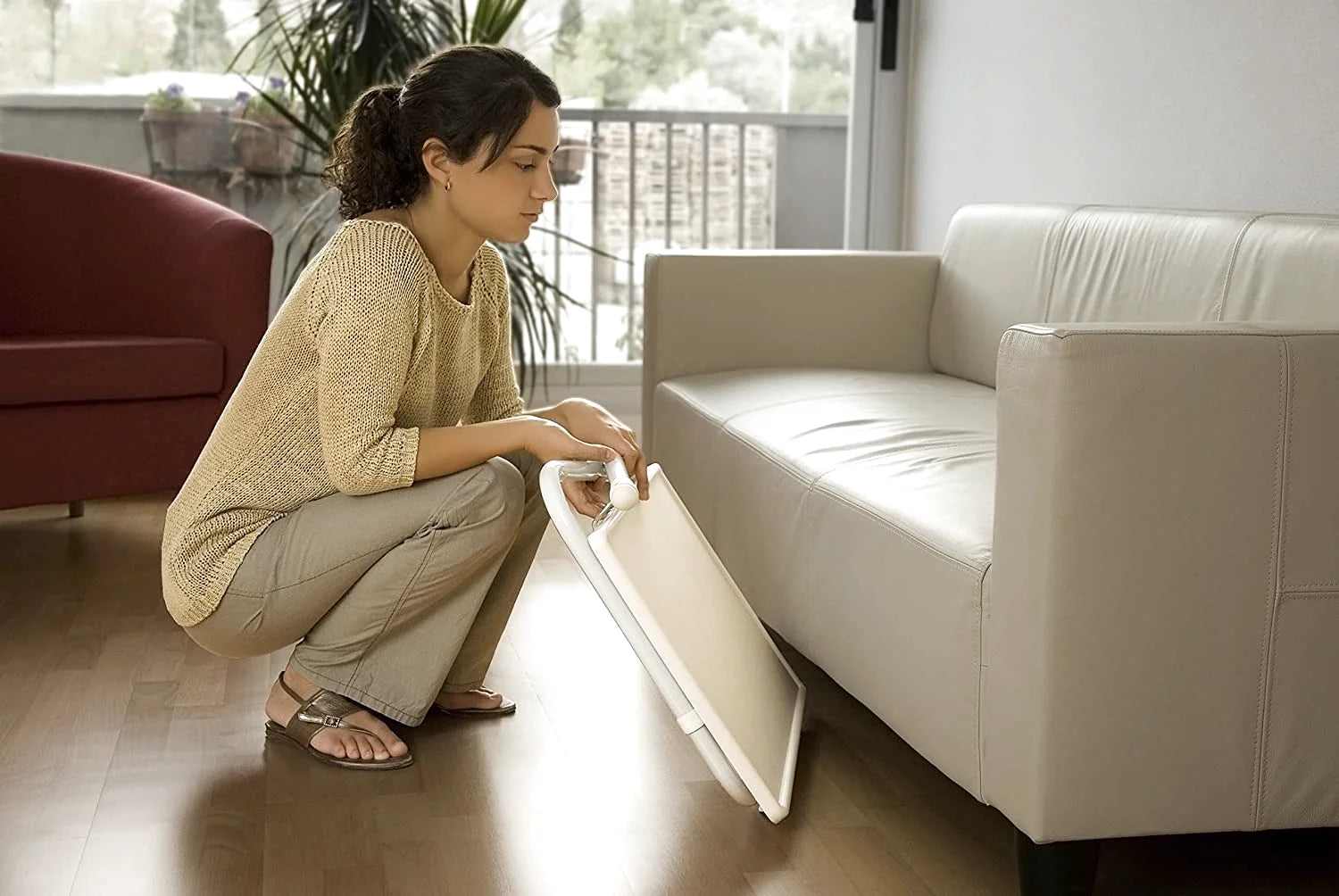 Petite table d'appoint pliante avec plateau incliné réglable au-dessus d'un lit - photo 4