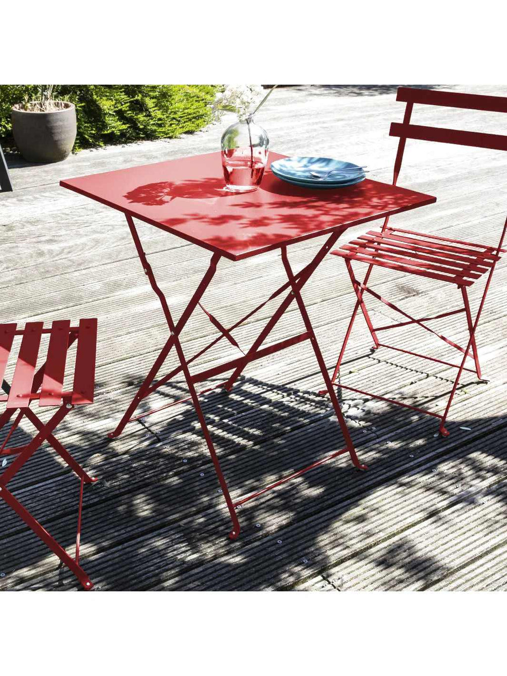 Petite table de jardin pliante en métal de 60 x 60 cm sur une terrasse - photo 5