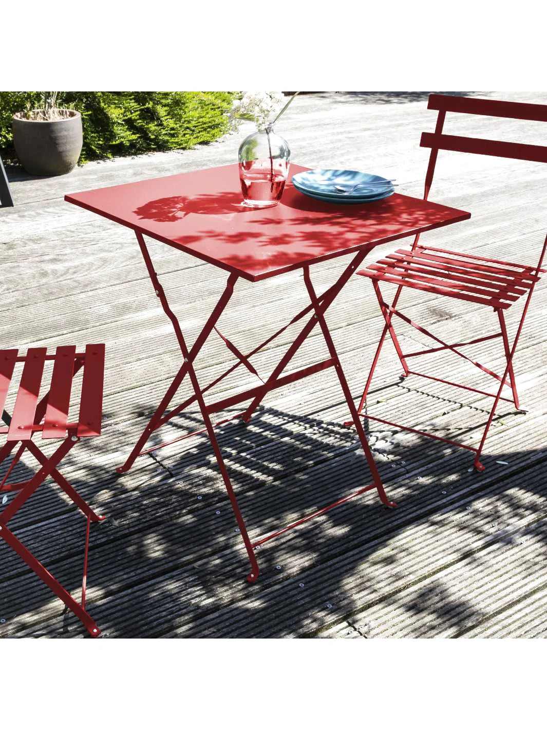 Petite table de jardin pliante en métal de 60 x 60 cm sur une terrasse - photo 5