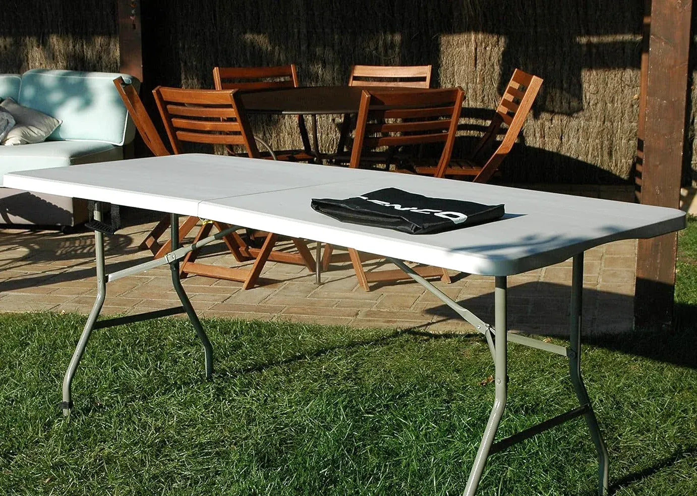 Table brocante pliante de 180 cm servant d'étal sur un vide-grenier - photo 2