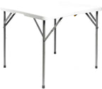 Table de jardin carrée pliante dépliée sur une terrasse extérieure
