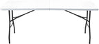 Table de jardin pliante de 180 cm dressée pour huit convives