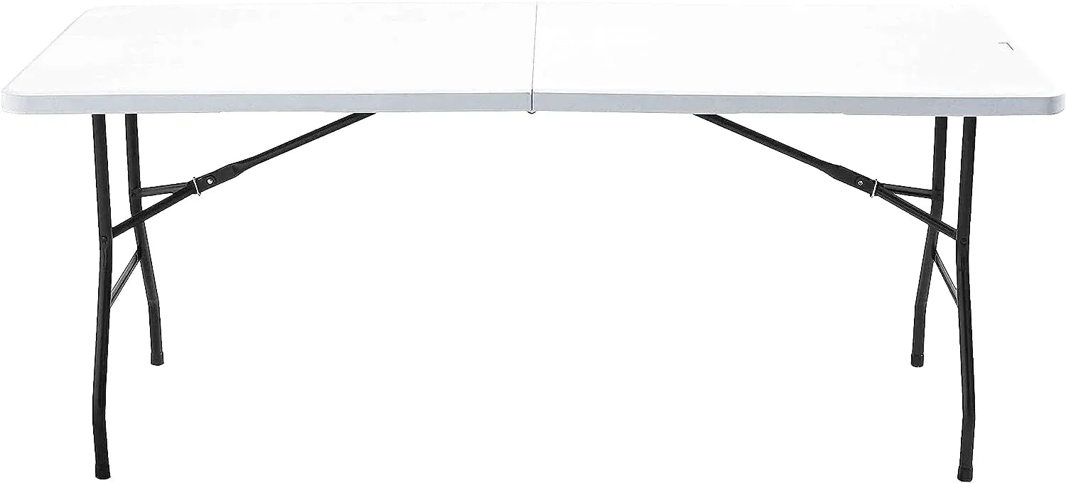 Table de jardin pliante de 180 cm dressée pour huit convives