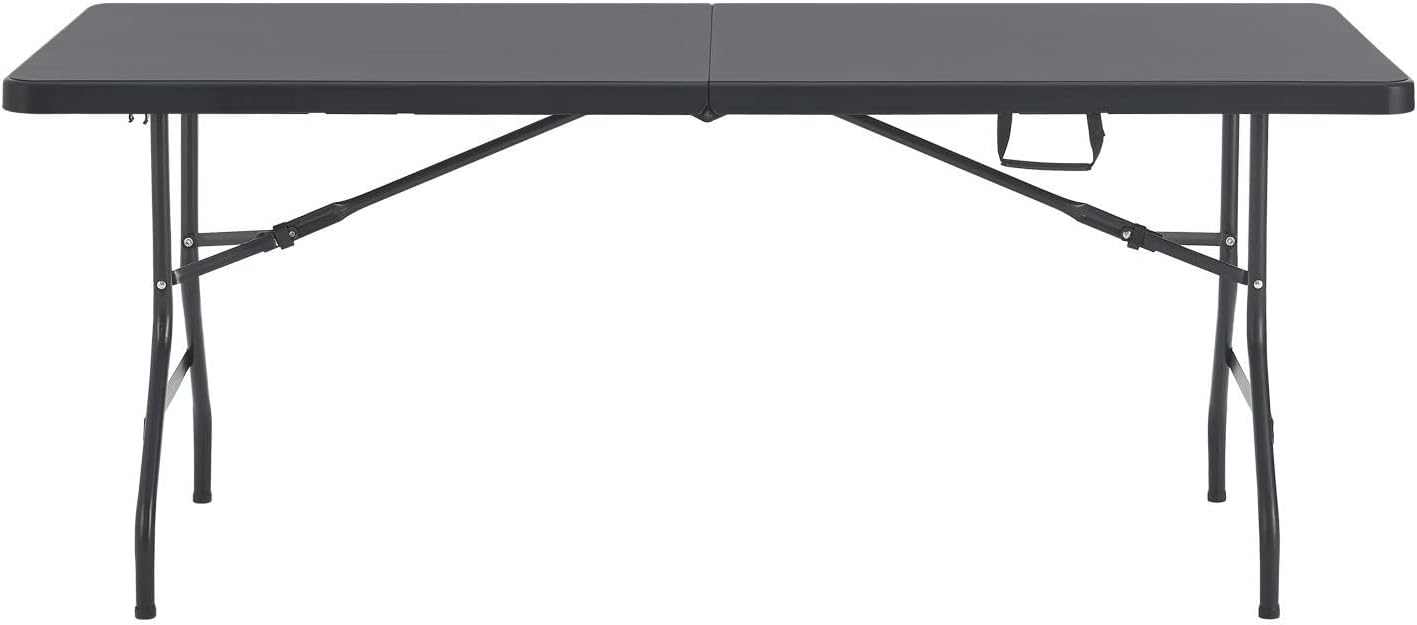 Table de jardin pliante 8 personnes en PEHD 183 x 76 cm installée dans un jardin