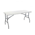 Table de jardin pliante en plastique blanche 180 x 70 cm dépliée dans un jardin