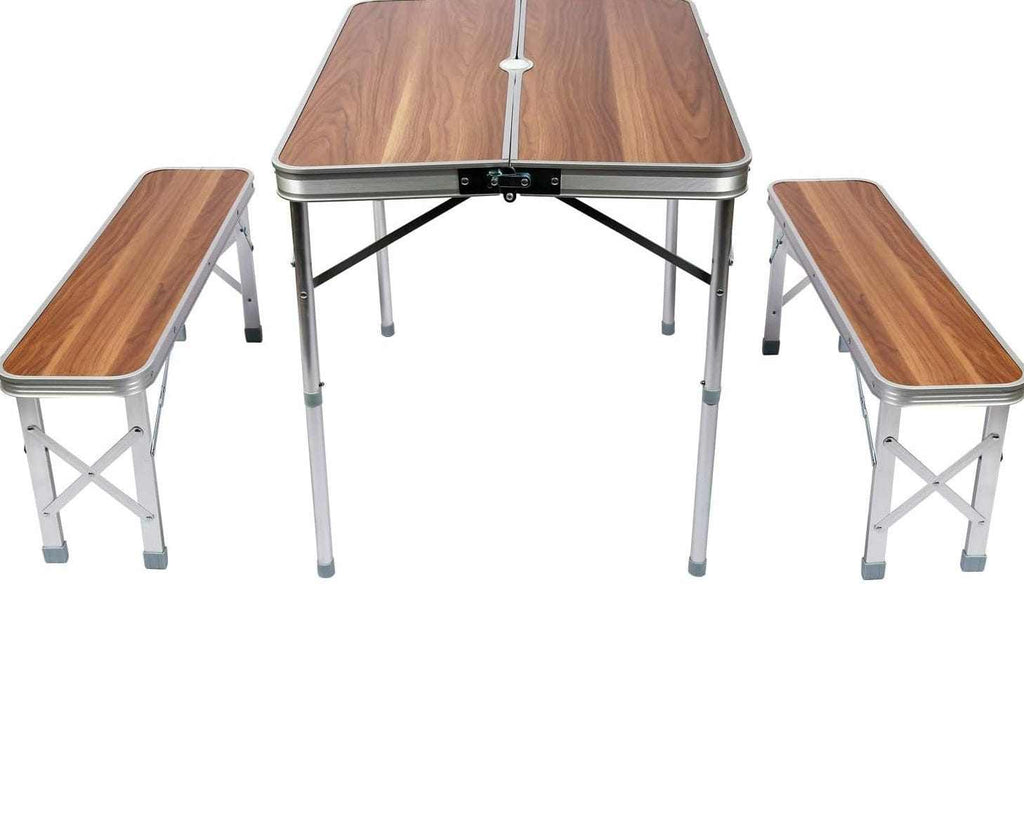 Table de picnic pliante valise avec sièges intégrés dépliée sur une aire de pique-nique