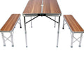 Table de picnic pliante valise avec sièges intégrés dépliée sur une aire de pique-nique