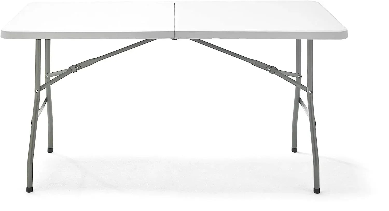 Table pliante de 150 cm dressée pour six convives