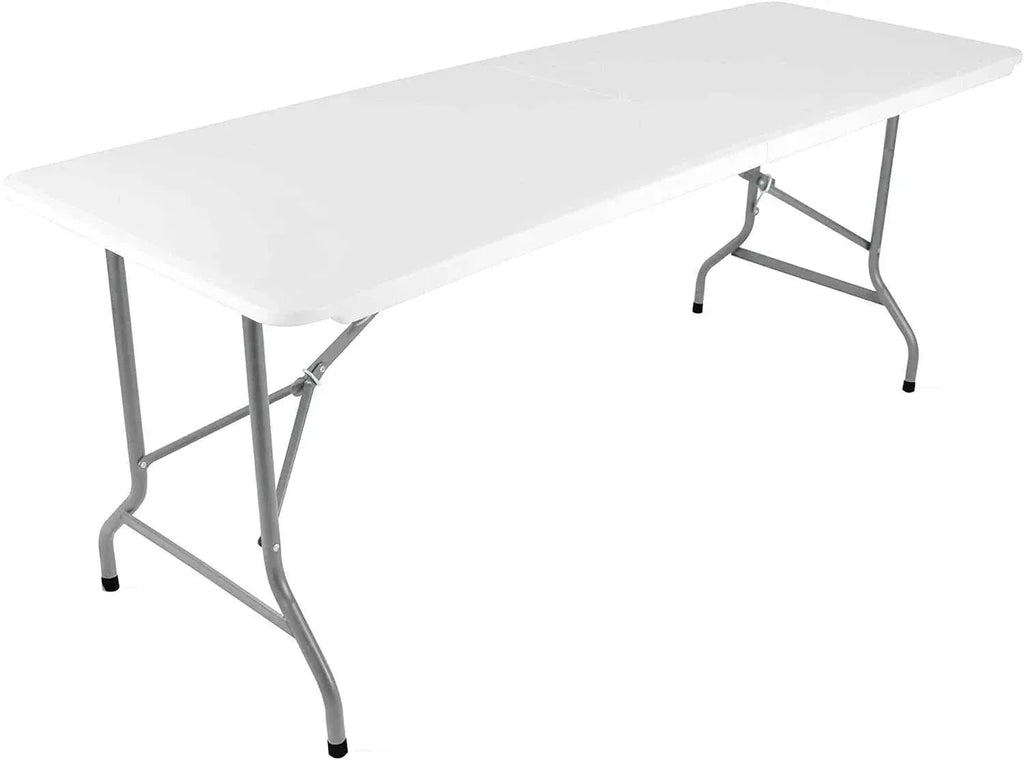 Table pliante de 180 cm dressée pour huit convives