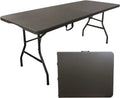 Table pliante 6 personnes de 180 cm en plastique dressée pour un repas