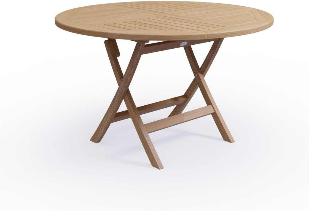 Table pliante en bois massif carrée de 120 cm installée dans un jardin