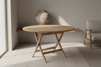 Table pliante en bois massif carrée de 120 cm installée dans un jardin - photo 2