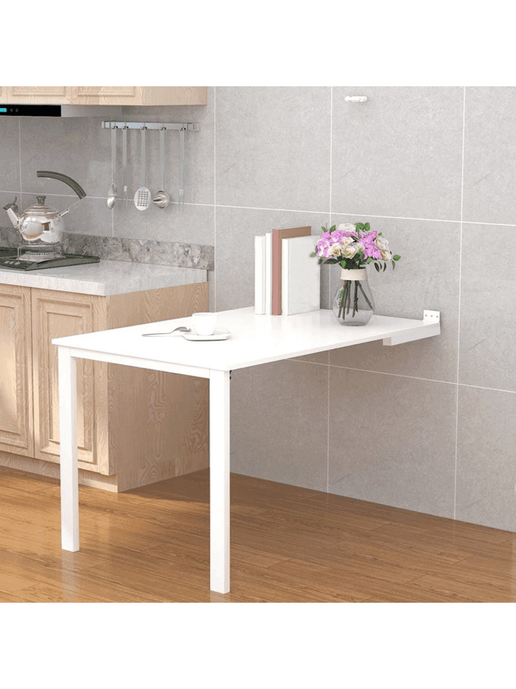 Table pliante murale de cuisine dépliée le long d'un mur