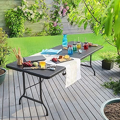 Table pliante en résine effet polyrotin de 180 cm dans un jardin - photo 3