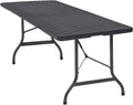 Table pliante en résine effet polyrotin de 180 cm dans un jardin