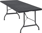 Table pliante en résine effet polyrotin de 180 cm dans un jardin